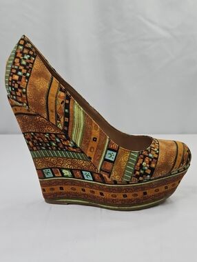Breckelles Orange & Green African Tribal Print Wedge Pumps Size 9